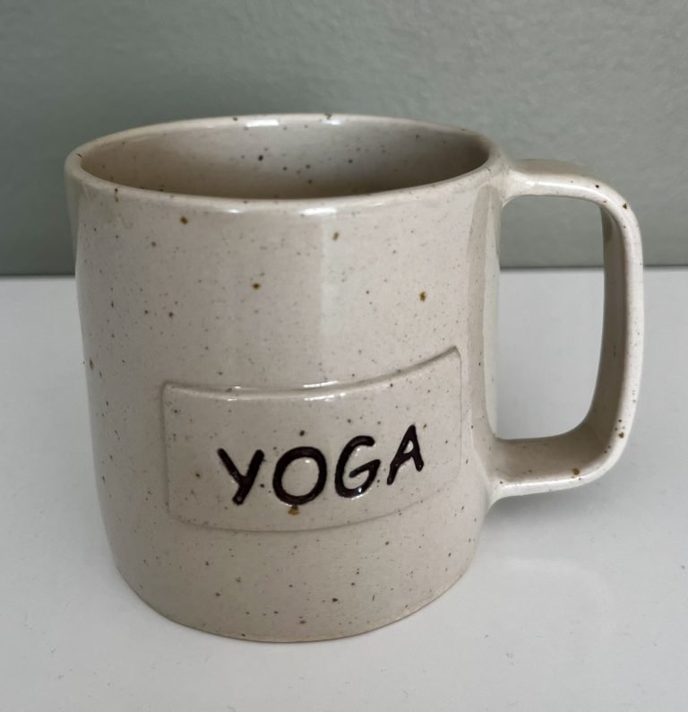 Håndlavet keramikkop med ordet yoga