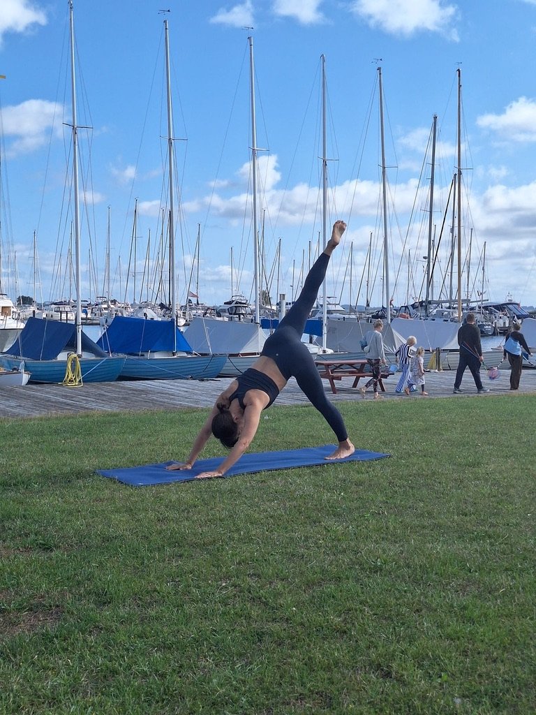 Helena underviser i yoga ved marinaen