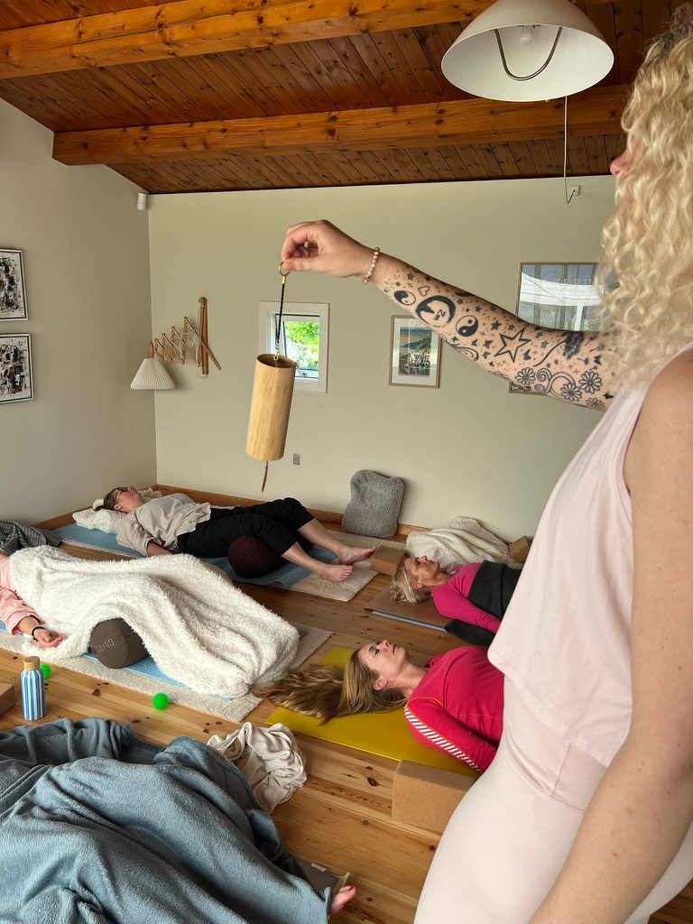 Rolig session med deltagere på måtter og tæpper